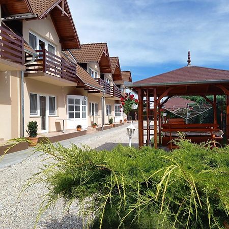 Petrovics Apartmanhaz 1 Buk Bagian luar foto