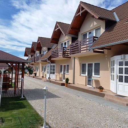 Petrovics Apartmanhaz 1 Buk Bagian luar foto