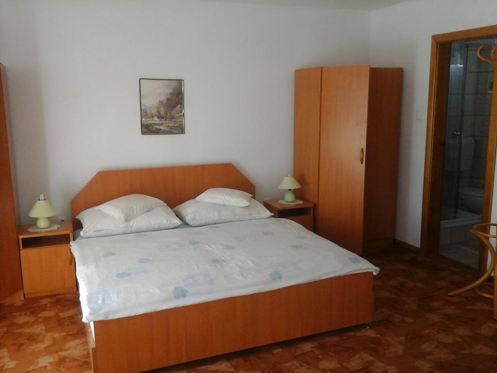 Petrovics Apartmanhaz 1 Buk Bagian luar foto